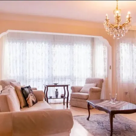 Charming Sea View House In דירה