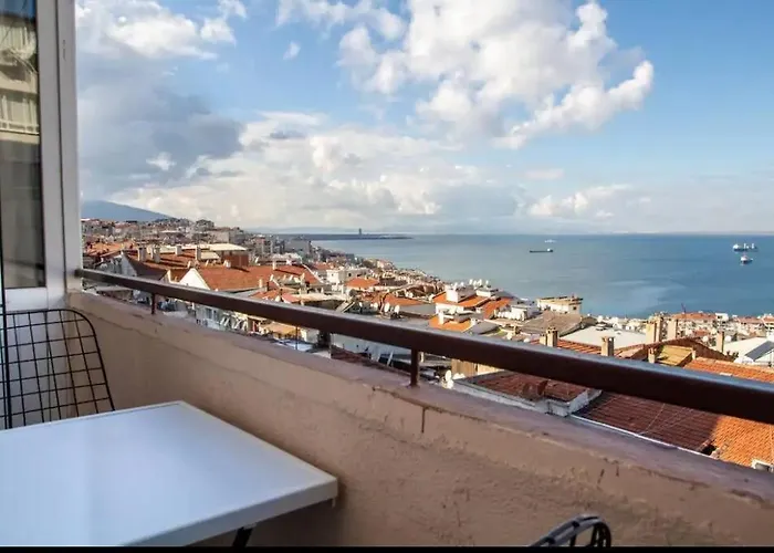 Charming Sea View House In Appartement İzmir